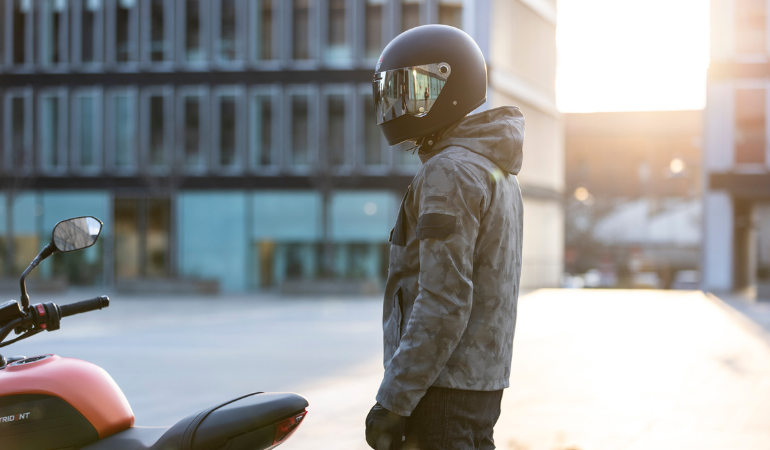 ダイネーゼが教える、冬バイクのレイヤリング術｜防風×保温で寒さに